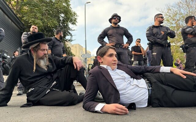 Des haredim bloquant la route devant le centre de recrutement de l’armée israélienne, à Jérusalem, le 12 novembre 2025. (Crédit : Sam Sokol/Times of Israel)