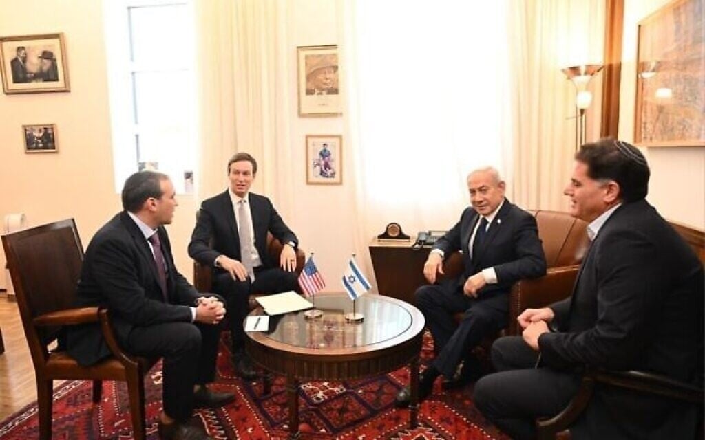 Illustration : Le Premier ministre Benjamin Netanyahu (2ᵉ à partir de la droite) et le ministre des Affaires stratégiques, Ron Dermer (à droite), rencontrant Jared Kushner, conseiller de haut rang à la Maison Blanche (2ᵉ à partir de la gauche), et Aryeh Lightstone, conseiller américain (à gauche), à Jérusalem, le 10 novembre 2025. (Crédit : Haïm Zach/Bureau de la presse gouvernementale)