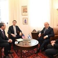 Illustration : Le Premier ministre Benjamin Netanyahu (2ᵉ à partir de la droite) et le ministre des Affaires stratégiques, Ron Dermer (à droite), rencontrant Jared Kushner, conseiller de haut rang à la Maison Blanche (2ᵉ à partir de la gauche), et Aryeh Lightstone, conseiller américain (à gauche), à Jérusalem, le 10 novembre 2025. (Crédit : Haïm Zach/Bureau de la presse gouvernementale)