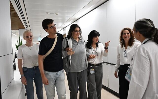 L'ancienne otage israélienne Elizabeth Tsurkov est accueillie par sa famille et ses amis à l'hôpital Sheba, le 10 septembre 2025. (Crédit : Yuval Yosef/GPO)