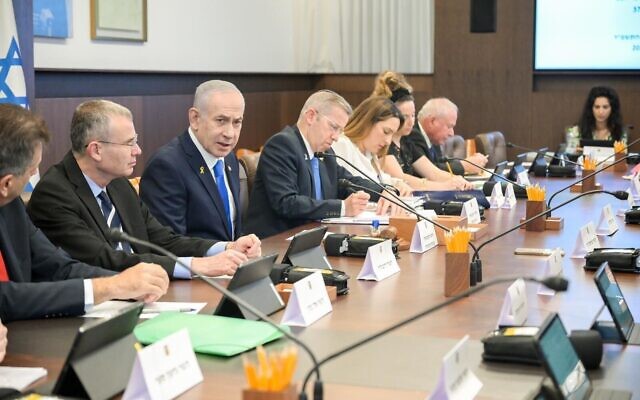 Le Premier ministre Benjamin Netanyahu préside une réunion du cabinet à Jérusalem le 23 novembre 2025 (Crédit : Maayan Toaf/GPO) Le Premier ministre Benjamin Netanyahu préside une réunion du cabinet à Jérusalem le 23 novembre 2025 (Crédit : Maayan Toaf/GPO)