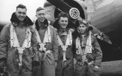Mickey Heller (tout à gauche), Ralph Oren (deuxième à partir de la droite) et des amis devant un avion bombardier. (Avec l'aimable autorisation de la famille Heller)