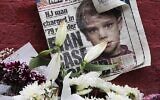 Cette photo du 28 mai 2012 donne à voir la une d'un journal avec la photographie d’Etan Patz à côté d'un mémorial improvisé dans le quartier de SoHo, à New York, où vivait le petit garçon avant sa disparition, le 25 mai 1979. (AP/Mark Lennihan)