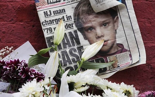 Cette photo du 28 mai 2012 donne à voir la une d'un journal avec la photographie d’Etan Patz à côté d'un mémorial improvisé dans le quartier de SoHo, à New York, où vivait le petit garçon avant sa disparition, le 25 mai 1979. (AP/Mark Lennihan) Cette photo du 28 mai 2012 donne à voir la une d'un journal avec la photographie d’Etan Patz à côté d'un mémorial improvisé dans le quartier de SoHo, à New York, où vivait le petit garçon avant sa disparition, le 25 mai 1979. (AP/Mark Lennihan)
