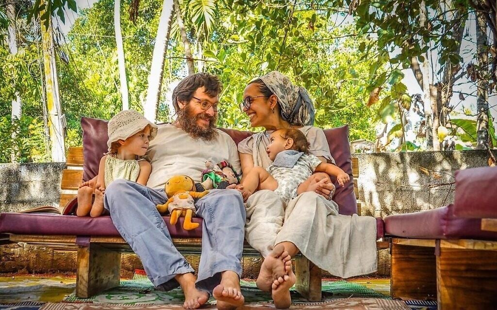 Ashriel et Maayan Ashush avec leurs enfants Odeh et Naya à Bet Halev, à Varkala, en Inde, le 28 février 2025. (Crédit : Autorisation)