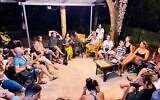 Illustration : Des personnes séjournant au Beit Halev à Varkala, en Inde. (Crédit : Autorisation)
