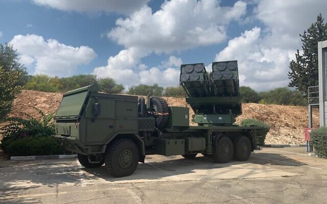 Cette image non datée fournie par Elbit Systems montre un système de lance-roquettes d'artillerie PULS. (Crédit : Elbit Systems)