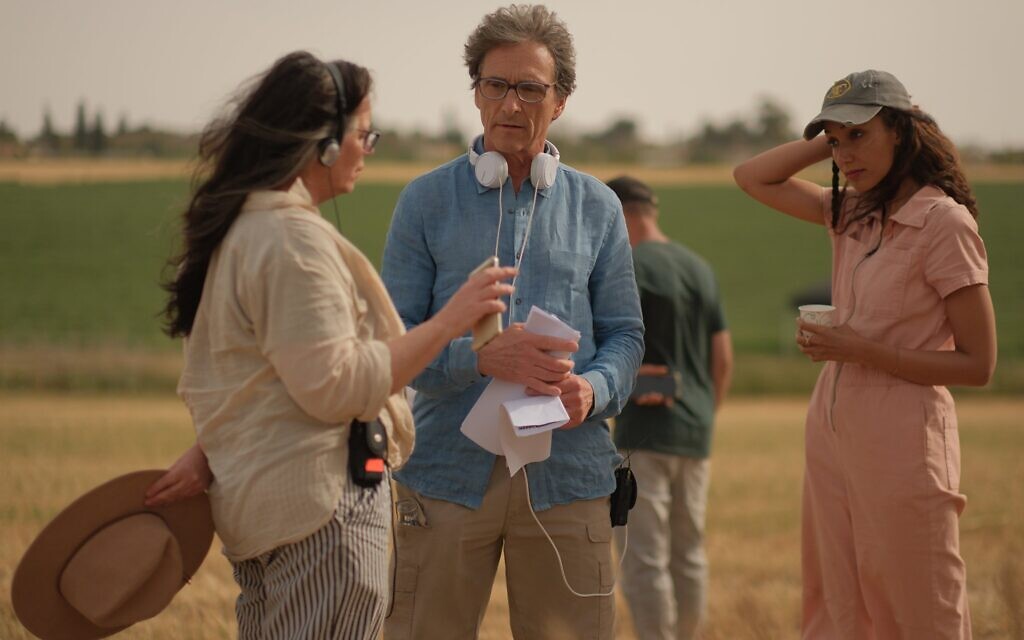 Dans les coulisses du tournage de la série Paramount+ « Red Alert » au printemps 2025, avec la co-créatrice Ruth Efroni (à l'extrême gauche), le producteur exécutif Lawrence Bender et la productrice exécutive Cindy Cederlund. (Crédit : Ran Mendelson/Green Productions, Bender Brown Productions, Keshet 12, IEF ; Paramount+)