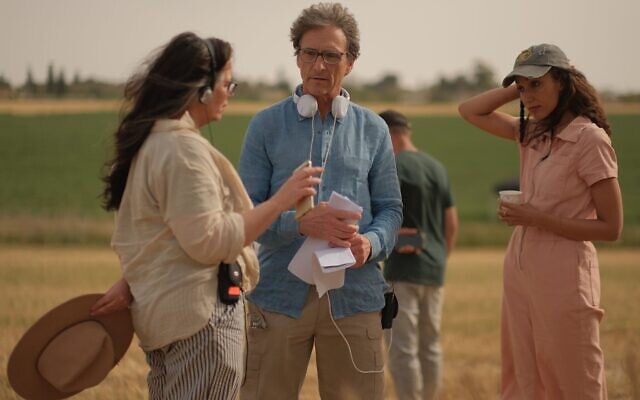 Dans les coulisses du tournage de la série Paramount+ « Red Alert » au printemps 2025, avec la co-créatrice Ruth Efroni (à l'extrême gauche), le producteur exécutif Lawrence Bender et la productrice exécutive Cindy Cederlund. (Crédit : Ran Mendelson/Green Productions, Bender Brown Productions, Keshet 12, IEF ; Paramount+)