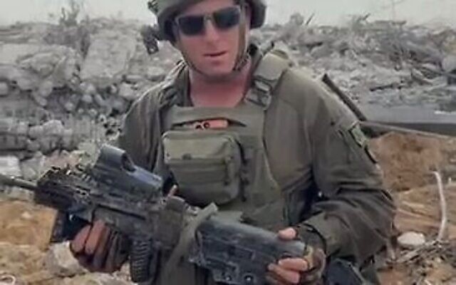 Le colonel Arik Moyal, commandant de la brigade Nahal, est photographié à Rafah, dans le sud de Gaza, tenant un fusil d'assaut trouvé sur un terroriste tué plus tôt, le 30 novembre 2025. (Crédit : Capture d'écran : X ; utilisée conformément à la clause 27a de la loi sur le droit d'auteur)