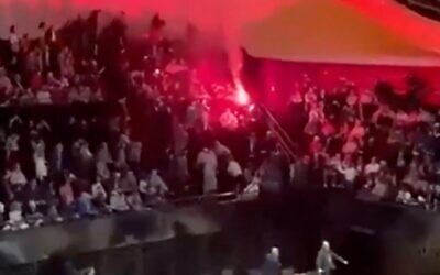 Des manifestants interrompent un concert donné par l'Orchestre philharmonique d'Israël à Paris en allumant des fusées éclairantes dans le public, le 6 novembre 2025. (Capture d'écran : X, utilisée conformément à l'article 27a de la loi sur le droit d'auteur)