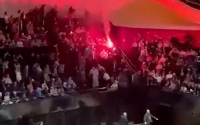 Des manifestants interrompent un concert donné par l'Orchestre philharmonique d'Israël à Paris en allumant des fusées éclairantes dans le public, le 6 novembre 2025. (Capture d'écran : X, utilisée conformément à l'article 27a de la loi sur le droit d'auteur)