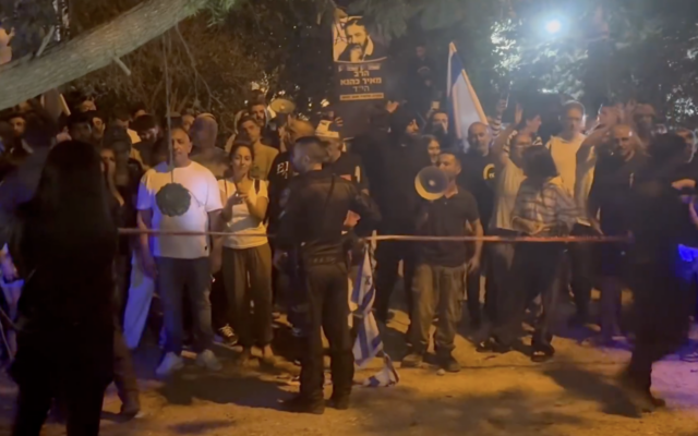 Des militants de droite manifestant contre Ayman Odeh, che du parti Hadash-Taal, alors qu'il s'exprime lors d'un événement privé, à Pardes Hanna, le 11 novembre 2025. (Crédit : Capture d'écran/X ; utilisée conformément à la clause 27a de la loi sur le droit d'auteur)