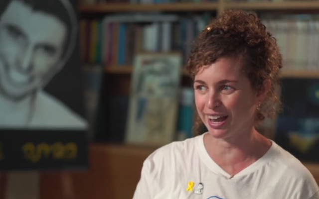 Edna Sarussi, la fiancée du soldat tombé au combat Hadar Goldin, s'adressant à la Treizième chaîne. (Crédit : Capture d'écran/Treizième chaîne ; utilisée conformément à l'article 27a de la loi sur le droit d'auteur)