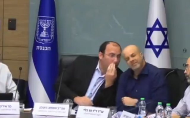 Capture d'écran d'une vidéo de Knesset TV montrant le député Simcha Rothman chuchotant des menaces présumées à l'encontre du conseiller juridique Gur Bligh de la commission Constitution, Droit et Justice de la Knesset lors d'une réunion de la commission, le 24 novembre 2025. (Crédit : Knesset TV)
