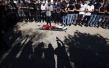 Des Paestiniens se recueillent devant la dépouille de  Yamen Hamed, un Palestinien de 15 ans tué par les forces israéliennes, lors de ses funérailles à Silwad, près de la ville de Ramallah en Cisjordanie, le 31 octobre 2025. (Crédit : JAAFAR ASHTIYEH / AFP)