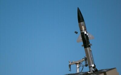 Un missile intercepteur Dôme de fer est utilisé lors d'un exercice du Corps des Marines des États-Unis, en octobre 2024. (Crédit : Ministère de la Défense) Un missile intercepteur Dôme de fer est utilisé lors d'un exercice du Corps des Marines des États-Unis, en octobre 2024. (Crédit : Ministère de la Défense)