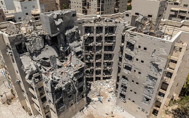 Point d’impact d’un missile balistique iranien sur un immeuble résidentiel à Beer Sheva, quelques jours après l’attaque, le 28 juin 2025 (Autorisation : Elior Cohen)