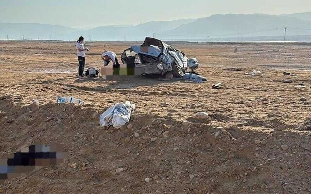 Des ambulanciers sur les lieux d'un accident de voiture mortel qui a coûté la vie à un adolescent et blessé trois autres personnes, sur la Route 90, près de Masada, dans le sud d'Israël, le 5 août 2025. (Crédit : Service de secours du Magen David Adom)