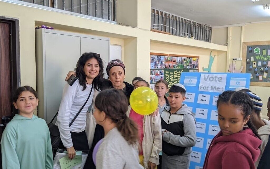 À l'école Amit Amital de Netanya, Isabella Vinci a enseigné l'anglais dans le cadre d'un programme Masa, en novembre 2022. (Crédit : Autorisation de la JTA) À l'école Amit Amital de Netanya, Isabella Vinci a enseigné l'anglais dans le cadre d'un programme Masa, en novembre 2022. (Crédit : Autorisation de la JTA)