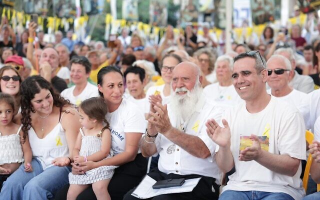 L'otage libéré Omri Miran, à l'extrême droite, son père Dani Miran, au centre, et Lishay Miran-Lavi, à la place des Otages de Tel Aviv, le 31 octobre 2025 (Crédit : Alon Gilboa/Forum des familles des otages et des disparus)