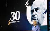 Gadi Mozes, ancien otage, prend la parole sur la place Rabin à Tel-Aviv pour commémorer les 30 ans de l'assassinat de l'ancien Premier ministre Yitzhak Rabin, le 1er novembre 2025. (Crédit : Ziv Barak)