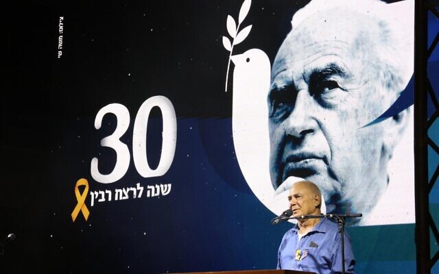 Gadi Mozes, ancien otage, prend la parole sur la place Rabin à Tel-Aviv pour commémorer les 30 ans de l'assassinat de l'ancien Premier ministre Yitzhak Rabin, le 1er novembre 2025. (Crédit : Ziv Barak) Gadi Mozes, ancien otage, prend la parole sur la place Rabin à Tel-Aviv pour commémorer les 30 ans de l'assassinat de l'ancien Premier ministre Yitzhak Rabin, le 1er novembre 2025. (Crédit : Ziv Barak)