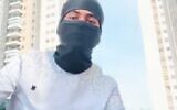 Un habitant de Ramle vu dans une vidéo TikTok où il menaçait de commettre un attentat terroriste le 2 novembre 2025 (Crédit : Police israélienne)