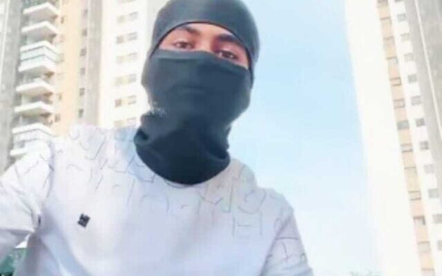 Un habitant de Ramle vu dans une vidéo TikTok où il menaçait de commettre un attentat terroriste le 2 novembre 2025 (Crédit : Police israélienne)