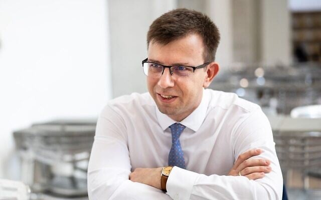 Le ministre hongrois des Affaires de l’Union européenne, János Bóka, s’entretient avec le Times of Israel, le 30 octobre 2025 (Crédit : Patricia Bodnar)