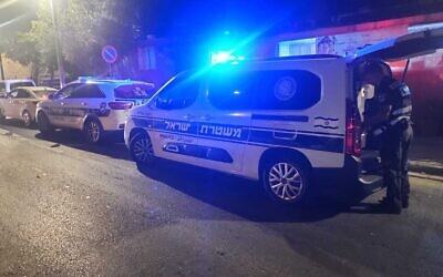 Illustration : La police menant des recherches à Jaffa pour retrouver l'auteur présumé d'une fusillade meurtrière survenue dans la région, le 8 novembre 2025. (Crédit : Police israélienne)