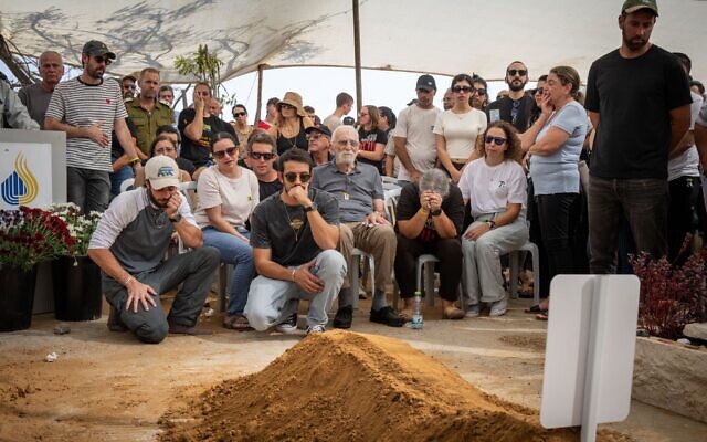 Les membres de la famille de Lior Rudaeff lors de ses funérailles, le 10 novembre 2025, au kibboutz Nir Yitzhak, après que son corps a été restitué par le Hamas. (Crédit : Uriel Even Sapir/Hostages Forum)