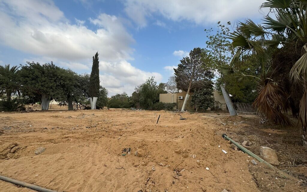 De nouveaux bâtiments seront construits sur ce terrain aride du kibboutz Holit, dans le sud d'Israël, le 11 novembre 2025. (Crédit : Nir Caspi) De nouveaux bâtiments seront construits sur ce terrain aride du kibboutz Holit, dans le sud d'Israël, le 11 novembre 2025. (Crédit : Nir Caspi)