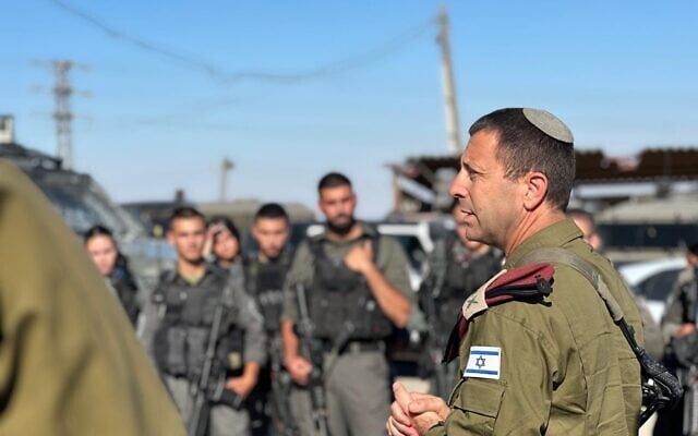 Le chef du Commandement du Centre de l'armée israélienne, le général de division Avi Bluth, s'adressant à des soldats en Cisjordanie, sur une photo fournie le 12 novembre 2025. (Crédit : Armée israélienne)