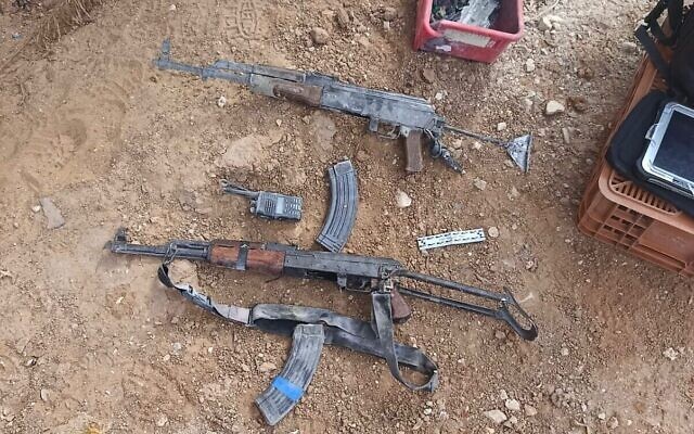 Des armes du Hamas découvertes au kibboutz Beeri, sur une photo publiée le 12 novembre 2025 (Crédit : Police israélienne)