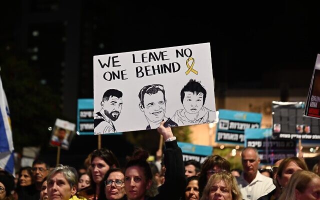 Des manifestants réclament le retour des trois otages décédés encore détenus à Gaza, sur la place des Otages à Tel Aviv, le 15 novembre 2025. (Crédit : Paulina Patimer/Forum des familles d'otages et de disparus)