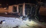 Une voiture renversée après une cours-poursuite qui a fait un mort dans la région d'Arava, le 18 novembre 2025 (Crédit : police israélienne)
