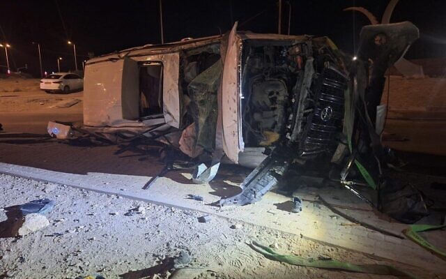 Une voiture renversée après une cours-poursuite qui a fait un mort dans la région d'Arava, le 18 novembre 2025 (Crédit : police israélienne) Une voiture renversée après une cours-poursuite qui a fait un mort dans la région d'Arava, le 18 novembre 2025 (Crédit : police israélienne)