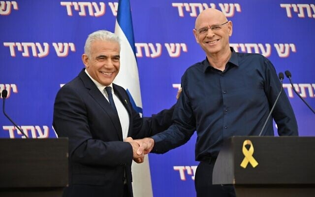 Le chef de l'opposition Yaïr Lapid (à gauche) accueillant Noam Tibon au sein du parti Yesh Atid, lors d'une conférence de presse, le 18 novembre 2025. (Crédit : Elad Gutman) Le chef de l'opposition Yaïr Lapid (à gauche) accueillant Noam Tibon au sein du parti Yesh Atid, lors d'une conférence de presse, le 18 novembre 2025. (Crédit : Elad Gutman)