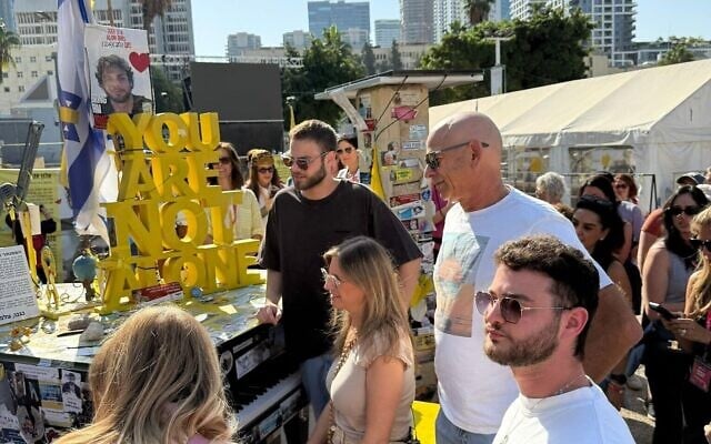 Alon Ohel (en haut à gauche) avec sa famille, sur la Place des Otages, à Tel Aviv, le 19 novembre 2025. (Crédit : Forum des Otages)
