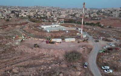 Photo de Shdema, avant-poste établi en Cisjordanie sur une ancienne base de Tsahal, avec le soutien du Conseil régional du Gush Etzion, avec en toile de fond la ville palestinienne de Beit Sahour, le matin suivant la création du poste avancé, le 20 novembre 2025. (Avec l'aimable autorisation du Conseil régional du Gush Etzion) Photo de Shdema, avant-poste établi en Cisjordanie sur une ancienne base de Tsahal, avec le soutien du Conseil régional du Gush Etzion, avec en toile de fond la ville palestinienne de Beit Sahour, le matin suivant la création du poste avancé, le 20 novembre 2025. (Avec l'aimable autorisation du Conseil régional du Gush Etzion)