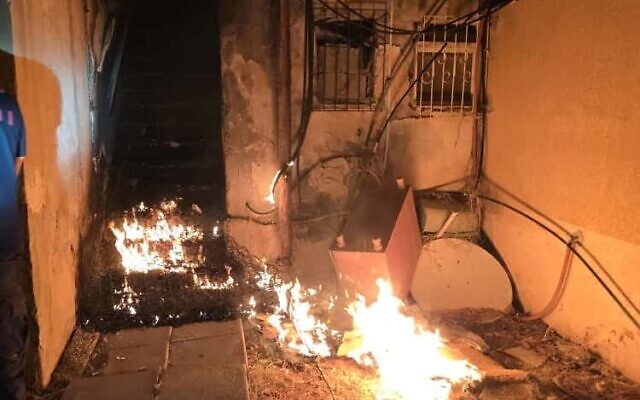 L'un des neuf incendies domestiques, probablement d'origine criminelle, qui se sont déclarés à Beer Sheva dans la nuit du 20 novembre 2025. (Crédit : Service d'incendie et de secours)