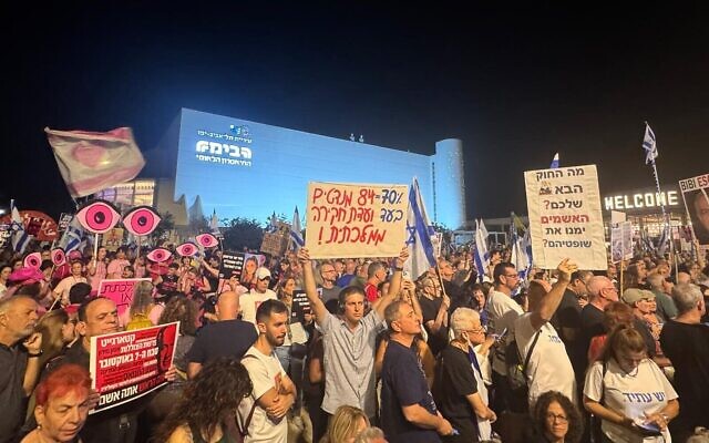 Des manifestants anti-gouvernementaux réclamant une commission d'enquête nationale sur le massacre du 7 octobre se rassemblent à Habima Square, Tel Aviv, le 22 novembre 2025. (Crédit : Naama Zeevi Rivlin/Mouvement de protestation pro-démocratie)