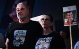 Itzik et Talik Gvili, parents de Ran Gvili, lors du rassemblement du Forum des otages, le 22 novembre 2025. (Crédit : Paulina Patimer/Forum des otages)