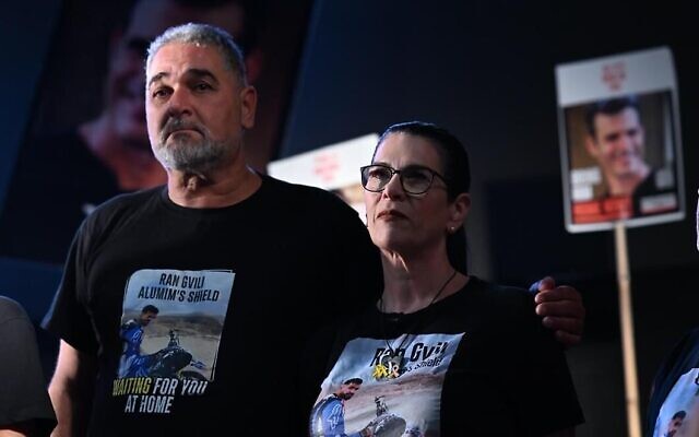 Itzik et Talik Gvili, parents de Ran Gvili, lors du rassemblement du Forum des otages, le 22 novembre 2025. (Crédit : Paulina Patimer/Forum des otages)