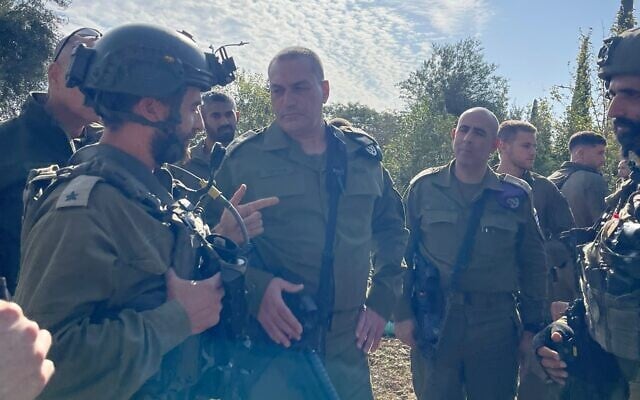 Le chef d’État-major de Tsahal, le général de corps d’armée Eyal Zamir (au centre), avec des soldats lors d’un exercice sur le plateau du Golan, le 24 novembre 2025. (Armée israélienne)