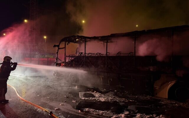 Les pompiers tentent d'éteindre un bus qui a pris feu à Shfaram, une ville arabe du nord d'Israël, le 26 novembre 2025. (Crédit : Services des incendies et des secours)