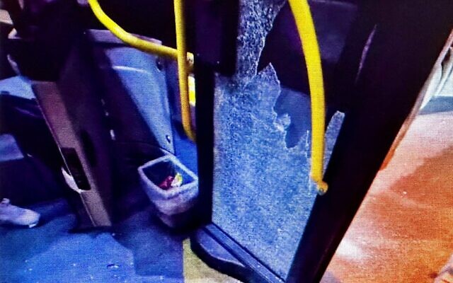 La porte d'un bus brisée par des jets de pierres lancés par trois adolescents sur le véhicule et son chauffeur, à Jérusalem le 25 novembre 2025. (Crédit : Police israélienne)