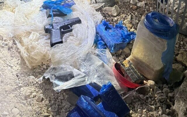 Armes saisies par les forces de sécurité israéliennes sur un chantier de construction à Arraba, le 28 novembre 2025. (Crédit : Porte-parole de la police)