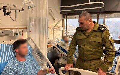 Le chef d'état-major de l'armée israélienne, le lieutenant-général Eyal Zamir, en visite auprès de soldats blessés en Syrie, à l'hôpital Sheba, dans le centre d'Israël, le 28 novembre 2025. (Crédit : Armée israélienne)